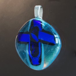 50307. Halssmykke. 26 x 25 mm. Turkisblåt med blåt kors