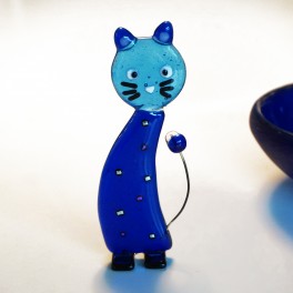Kat. 11,5 cm. Transparente blå farver, sorte knurhår. 