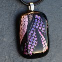 70304. Halssmykke. 35 x 24 mm. Lilla og rosa