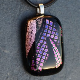 70304. Halssmykke. 35 x 24 mm. Lilla og rosa