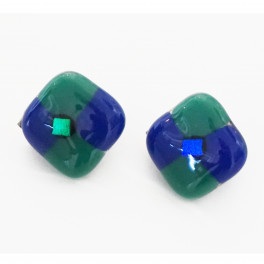 53310. Øreclips. 18 x 18 mm. Grøn og blå tern. Smykkeglas i hhv. blå og grøn i midten