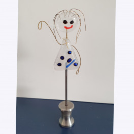 21002. Konfirmand 13 cm. Hvid kjole, blå prikker og kors 