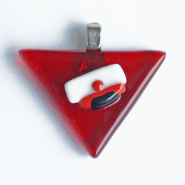 70314. Halssmykke. 32 x 24 mm. Rød trekant med rød studenterhue (2)