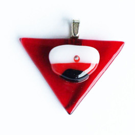 70316. Halssmykke. 24 x 34 mm. Transparent rød trekant med rød studenterhue